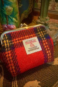 Harris Tweed “Kiss Clasp” Coin Purse – Hopeless Romantic