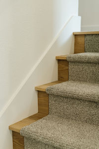 Carpeted stairs with white oak flooring in remodeled townhome. #thedendesigngroup #siliconvalleyinteriordesigner #bayareainteriordesigner #transitionaltownhomeremodel #townhomeremodel #stairs