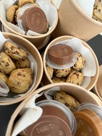 Galletas minis con chips de chocolates y toping