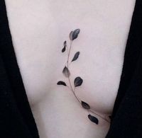 La curvatura y sombras detalles del tatuaje negro vid frondosa con coquetería enmarca su busto para hacer una declaración profunda. Manteniendo un tema caprichosamente maravilloso jardín, la flor acuarela roja y bouquet de pequeñas flores negras son igualmente tan fabulosos. También puede