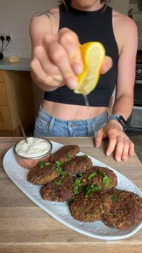 BROCCOLI BURGER 🥦    Learn more delicious plant based recipes from the link in b!O! Credit to @broccoli_mum | TikTok #veganrecipes #weightloss #plantbased #recipes