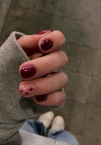 #darkrednails #nails #lanadelrey #downtown #stargirl #cutenaildesigns #naildesign #minimalist #shortnails #winternails #autumnnails #fallnails