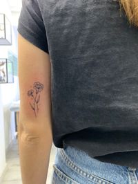 Tatuaje dos claveles, minimalista