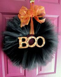 Tulle wreath. Cool idea for any holiday!