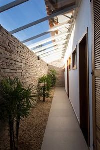 Daylight lit hallway - Canyons do Lago House / Mutabile Arquitetura