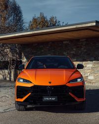 Lamborghini Urus SE 2024 Engine: 4.0L V8 Twin Turbo Hybrid Power: 588 kW / 800 hp Torque: 950 Nm / 701 lb-ft 0-100 kph: 3.4 seconds Top Speed: 312 kph / 194 mph