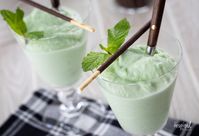 Frozen Grasshopper Drink Recipe #frozen #cocktail #grasshopper #recipe #cremedementhe #cremedecaco #mint #flyinggrasshopper