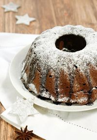 Gewürzkuchen mit Äpfeln, Haselnüssen, Mandeln und Dinkel-Vollkornmehl - ein schneller Weihnachtskuchen