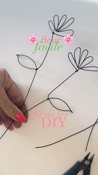 * DIY* fleurs facile, en aplat 🌸 Enregistre ce post pour le retrouver facilement. Les TIPS pour les réaliser vous même : 🌸 J’ai utilisé ici un fil de fer recuit de diamètre 1.1 mm . Une certaine longueur ( toujours au hasard ) mais 1 mètre minimum. C’est toujours mieux de prévoir large . 🌸 comme toujours bien assouplir le fil en amont . Revoir le réel à ce sujet dans le feed. 🌸 commencer par la feuille 🍃 à une vingtaine de cm de la tige. Façonnez là à la main. Repliez le sommet de la...