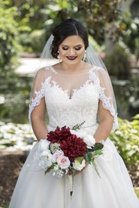 Elbow Length Wedding Veil with Lace Trim | Short Bridal Veil |The classic cut provides the perfect amount of coverage while allowing the details of your wedding dress to shine.   Click through to see more photos of this wedding. #oneblushingbride #hopeveil #elbowveil #laceveil #shortveil #laceweddingdresses