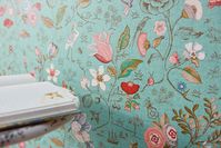 A light minty turquoise plays the supporting role in this variation of design wallpaper Carline with its extravagant pattern design of flowers,…