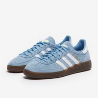 Step into some stylish streetwear with a basketball heritage in the adidas Originals Handball Spezial shoe, a refresh of the original design with new seasonal colourways to give you a bold, modern look. The adidas Originals Handball Spezial shoe in Light Blue gives a fresh colourful update to the original design, which launched in the 70s and was designed for quick startandstop moves.The blue textured suede upper features white 3Stripes design and heel tab for that authentic adidas look and is f