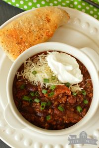 Slow Cooker Pepperoni Chili is everything you love about pepperoni pizza in a comforting bowl of chili! Throw everything in the slow cooker and let it cook away! #chili #pepperoni #pepperonipizza #pepperonichili #pizzachili #slowcookerchili #easychilirecipe #pizzanight #groundbeefchili #beans