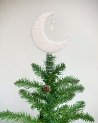 A hand-crafted, hand-woven Christmas tree topper featuring optional gold and an optional crystal.I use wire to make the spiral, which is bent by hand, so please take care when unpacking your order. Please select which style option you would like and check the photo.A very special addition to your tree and a wonderful Christmas gift for moon lovers.Each decoration is made individually to order by me, Caitlin, in my Bedfordshire workroom.Made from wood, yarn, wire and an optional crystal/gold this