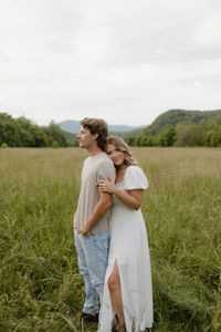 Spring or Summer mountain valley engagement photoshoot inspiration for couples. Grassy meadow vibes, outfit imspiration.