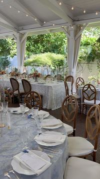 We are just in love with the garden wedding look! Just enough Bridgerton with all the English garden charm. The soft colormpalette is so perfect for summer. Learn more sbout this beautiful venue CJ’s Off the Square when you tap the pin.