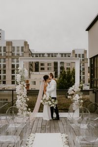 If you have a city love, achieving that stylish, urban wedding is easier than you think. Here's how to nail a modern rooftop wedding!