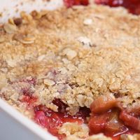 Strawberry Rhubarb Crisp is the ultimate simple summer dessert filled with a sweet and tart fruit filling and topped with a buttery golden crisp topping | Summer Recipes | Crumble | Crisps | Fruit desserts #crisp #rhubarb #rhubarbcrisp #desserts #easydessert #feelgoodfoodie #recipevideo #foodvideo #sponsored