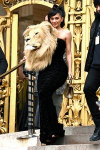 Kylie Jenner’s Lion Head Dress At Paris Fashion Week Outfit Photos