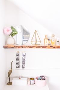 Learn how to hang solid wood floating shelves, perfect for hanging live-edge shelves. This is DIY that even a beginner can do! #DIY #floatingshelves #home #homdecor #homeDIY