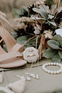 One of my favorite shots to get on a wedding day is a details shot. 💍💐👡
Here’s a list of items to bring, as a bride, to make sure your photographer gets these must have shots! (Save for later! ↘️)
-Ring Box (rings)
-Bouquet
-Perfume
-Elopement Announcement (wax seals, envelope)
-Jewelry
-Veil
-Shoes
-Ribbons
-Fabric

#elopementideas #elopementhacks #idahophotographer #graduationideas #jacksonholephotographer #tetonphotographer 