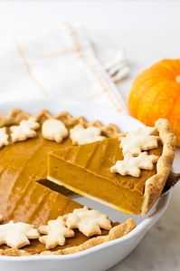 The best vegan pumpkin pie recipe ever! The flavorful pumpkin filling requires only 9 ingredients, and is made in a blender! #vegan #plantbased #dairyfree