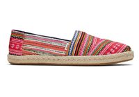 The Alpargata slip-on shoe you know and love, designed with a rope wrap midsole and a beautiful limited edition print inspired by Hmong tapestries. Our Alp on rope designed by TOMS in-house designer Mychea Michelle Xiong, a first-generation Hmong-American. Here, she pays homage to her heritage inspired by its traditional artisanal indigo-dye batiks, paj ntaub (meaning ‘flower cloth’ in Hmong) trim patterns, and Hmong artisans from her parents' home villages in Laos and Thailand.