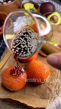 #роллы #филадельфия #суши #рецепты #foodblog #recipes #sushi  Ингредиенты:  • Рис - 200 гр  • Вода - 225 гр  • Рисовый уксус - 20 гр  • Нори с васаби - 1 уп  • Красная с/с рыба  • Творожный сыр  • Авокадо или/и огурец  Этапы приготовления:   • 1️⃣. Рис промываем 2-3 раза.  Отправляем в посуду с толстым дном, заливаем водой, накрываем крышкой и ставим на сильный огонь. Как только вода закипит, уменьшаем огонь до минимума и варим 12 мин. Крышку ни в коем случае не открываем! После отключаем плиту, накрываем полотенцем и оставляем еще на 15 мин. Либо варим в мультиварке на режиме крупа.  • 2️⃣. Готовый рис заправляем рисовым уксусом, добавляем мелконарезанные чипсы нори.  • 3️⃣. на кусочек пищевой пленки выкладываем красную рыбу, рис (приплющиваем), в центр сыр и кусочек авокадо.  • 4️⃣. Соед