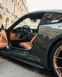 Gorgeous spec on this GT3 Touring! 🌼 This car is finished in PTS Malachite Green Metallic and is paired with an elegant cognac leather interior. Do you like the gold wheels? 😏