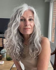 Looking for wigs in your 60s? Then try out wigs from Paula Young. They offers the best wigs for older ladies in all shades, lengths and textures. They are comfortable ad easy to style. #bestwigsforolderladies