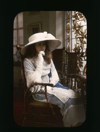 Henri Chouanard ~ Portrait de jeune fille,autochrome 1907-1910