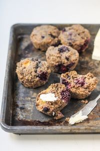 Healthy oat bran muffins loaded with fresh juicy peaches, blackberries and an addicting chai-cinnamon spice. Flax and chia seeds are added to boost nutrition, plus they’re vegan and gluten free! #muffinrecipes #glutenfreebaking #veganbaking