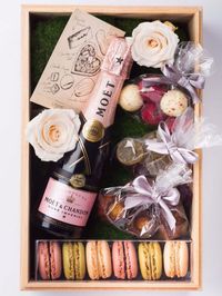 abschiedsgeschenk fuer kollegen, sekt, franzoesische macarons und rosen