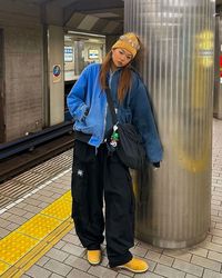 How about her color? 🐠 Outfit info 👇🏻 • • • 📸 @alvssa_ 🇦🇺 🧢Hat : arc’teryx 🕶️Eyewear : gentlemonster 🧥Outer : (di)vision 👖Bottom : the hundreds 👞Shoes : timberland 👜Bag : uniqlo • • • • • • yellow beanie, glasses, blue zipped hoodie, black baggy pants, yellow boots, cross bag, women’s spring outfit, austrailia