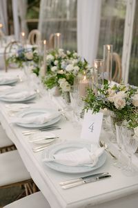 Jennifer and Kelvin’s reception tables were adorned with delicate floral arrangements, tapered candles, and chic tableware. This sophisticated setup, coordinated by La Chic Soiree, is an ideal look for brides seeking timeless elegance for their wedding reception.