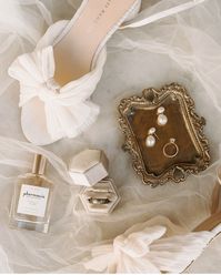 Repinned from https://www.pinterest.com/pin/563018697041238/ at 07:19 PM wedding flat lay, wedding details, details shots wedding, wedding detail shots