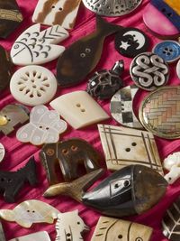 Durango Button Company: Explore over 1,000 custom buttons in hundreds of styles and sizes. Carved horn and bone, colorful dyed bone, shell, coconut, stone, tagua nut, dichroic glass, genuine coin, nickel/silver conchos, wood, and metal.