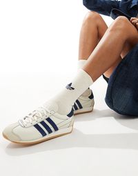 Shoes by adidas Originals Off-duty days call for sneakers Low-profile design Lace-up fastening Padded cuff Signature adidas branding Durable rubber outsole Textured grip tread