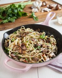 Easy Mushroom and Garlic Spaghetti Recipe. This hearty, healthy vegetarian dish is perfect if you're looking for meatless monday recipes even meat eaters will love! This homemade pasta dinner starts with sauteed mushrooms and ends with tons of umami flavor.