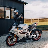 The delivery process for the Norton V4SV has begun, the British manufacturer has announced. The Norton V4SV was launched last year with a refined and...