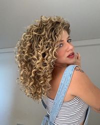 Cabelo cacheado loiro: cuidados + 30 fotos para um visual incrível