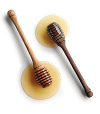 Established in 1999, The London Honey Company has grown to become one of the finest purveyors of the beloved ingredient. To help you fully enjoy its delectable offering, the label presents its own wooden honey dipper. While the utensil’s material is naturally resistant to various types of bacteria, its equally spaced grooves allow you to serve the sweetener without dripping.