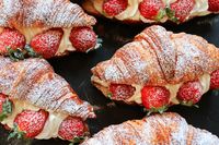 Il cornetto con crema e fragola è uno sfizioso cornetto di pasta sfoglia.  La ricetta è molto semplice da fare e richiede soltanto 15 minuti per la preparazione e altrettanto per la cottura.  Questa ricetta è preparata con una crema pasticcera senza glutine, pertanto vi basterà utilizzare una sfoglia idonea per dar vita a un dolce adatto agli intolleranti.  Vediamo come preparare questa leccornia di cornetto: