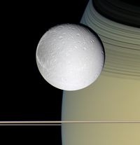 Hasta ahora sabíamos que había dos lunas de Saturno que albergan océanos en su interior: Titán y Encélado. A ese grupo acaba de unirse una de las lunas más alejadas del gigante gaseoso: Dione. A este paso va a ser raro el cuerpo celeste del Sistema Solar que no oculte un océano.