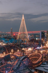 With half a million yearly visits, Liseberg Amusement Park is Sweden’s most popular Christmas market. It is a truly magical place for all ages, especially during the coldest months when the entire park is transformed in to a beautiful winter wonderland. Here, you can dine at the high quality restaurants, meet with Santa and go on the winter-open carousels. | Photo: Peter Kvarnström/Göteborg & Co | #gothenburg #göteborg #thisisgbg #westsweden #sweden #travel #christmas #winter