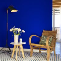 Un air de Vacances Méditerranéen avec la Teinte Yves Klein®. Une décoration intérieur et une couleur qui évoque immédiatement les voyages. Architecte Raphael Azalbert. Céramiques Louise Jumelin. Photographe Clément Puig. #collaboration #ressourcepeintures #internationalkleinblue #yveskleinblue #currentdesignsituation #interiorlovers #interiordesign #decor #decorationinterieur #artforhome