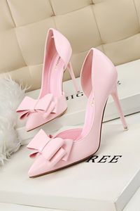 Complete your prom night look with the perfect prom shoes, this pair of shoes are suitable for wedding party, cocktail, prom and any other formal occasions.