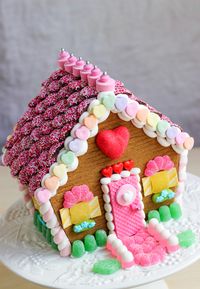 GINGERBREAD HOUSE~Valentine's Day Gingerbread House, great tutorial www.gingerbreadjournal.com