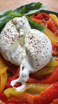 Hello les amis ! On vous partage une recette délicieuse et pleine de saveur 😍⁠ ⁠ 📝 Ingrédients : ⁠ - Quelques poivrons - 1 belle Burrata ⁠ - Sel⁠ - Huile d’olive �⁠ - Basilic frais, poivre, Origan ⁠ ⁠ Préparation 🥣: ⁠ ⁠ Rincez les poivrons ⁠ ⁠Au four environ 20 minutes ⁠Ensuite les pelez, enlever les pépins puis les couper en lamelles. ⁠ Déposez la Burrata et ajoutez un filet d’huile d’olive puis saupoudré avec du basilic frais, poivre et origan. ⁠ ⁠ Vous pouvez maintenant déguster ! 😍⁠ ⁠