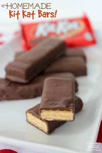 Give yourself a break with this Easy Homemade Kit Kat Bars Recipe! The perfect Fall Recipe for Football Games or Halloween!